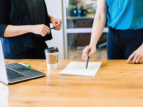 メモを見ながら打合せをする写真