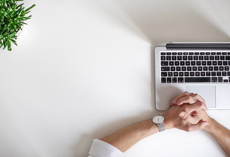 デスクとPCの写真